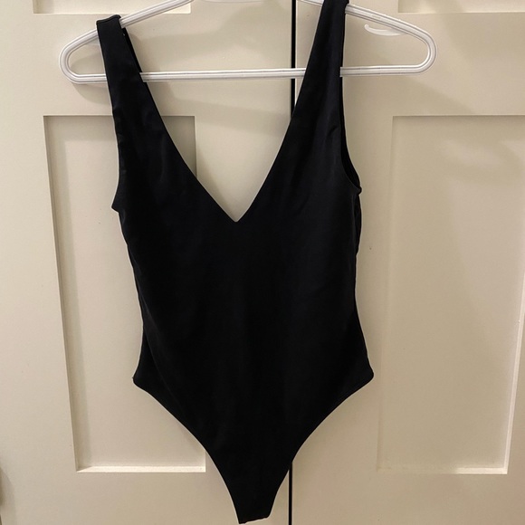 Aritzia contour V-neck body suit - Picture 1 of 1